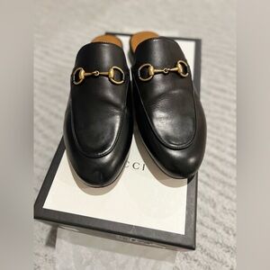 Gucci Women’s Betis Glamour Horsebit Mule in Nero